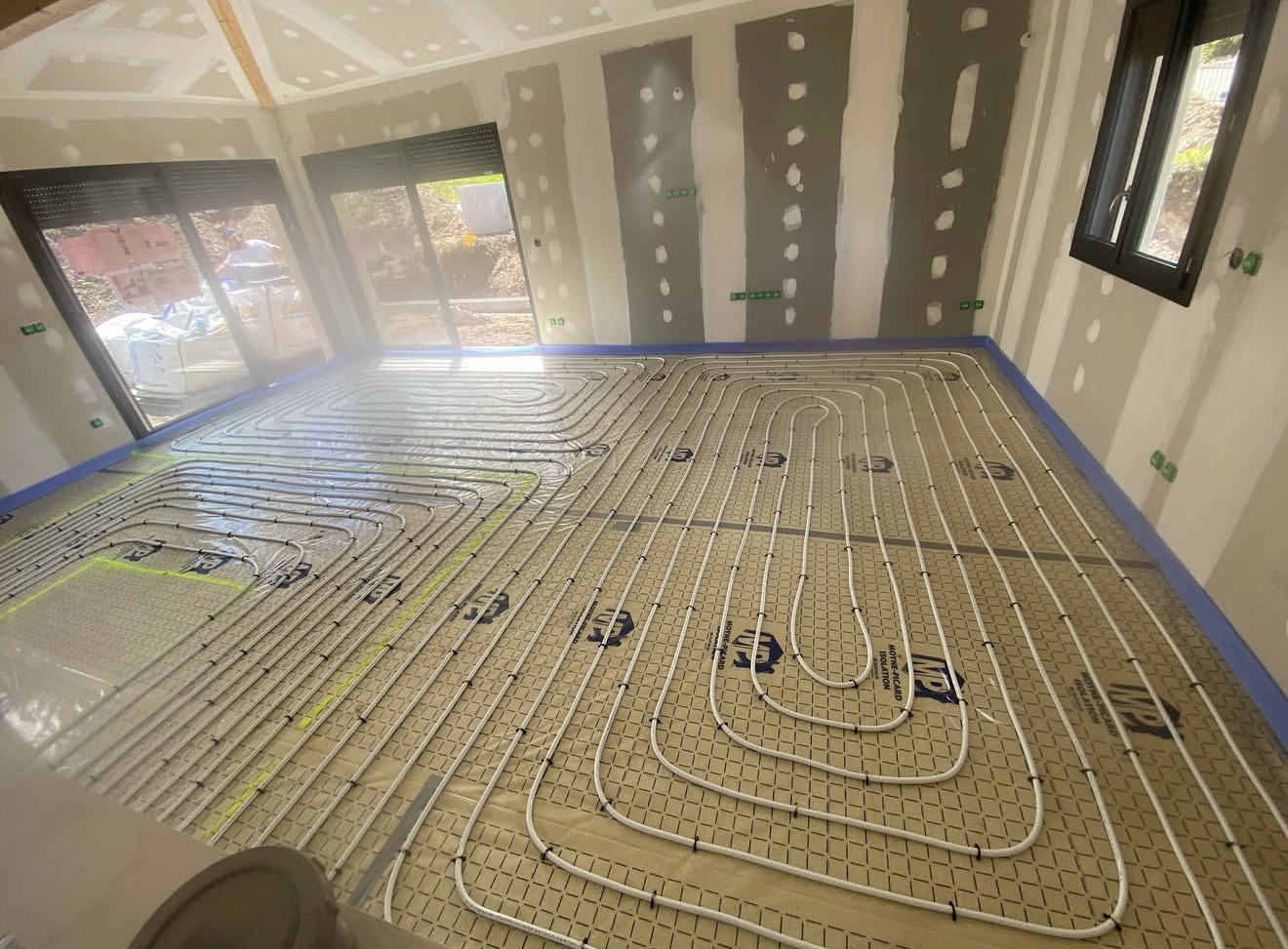 Plancher chauffant hydraulique posé dans une maison neuve