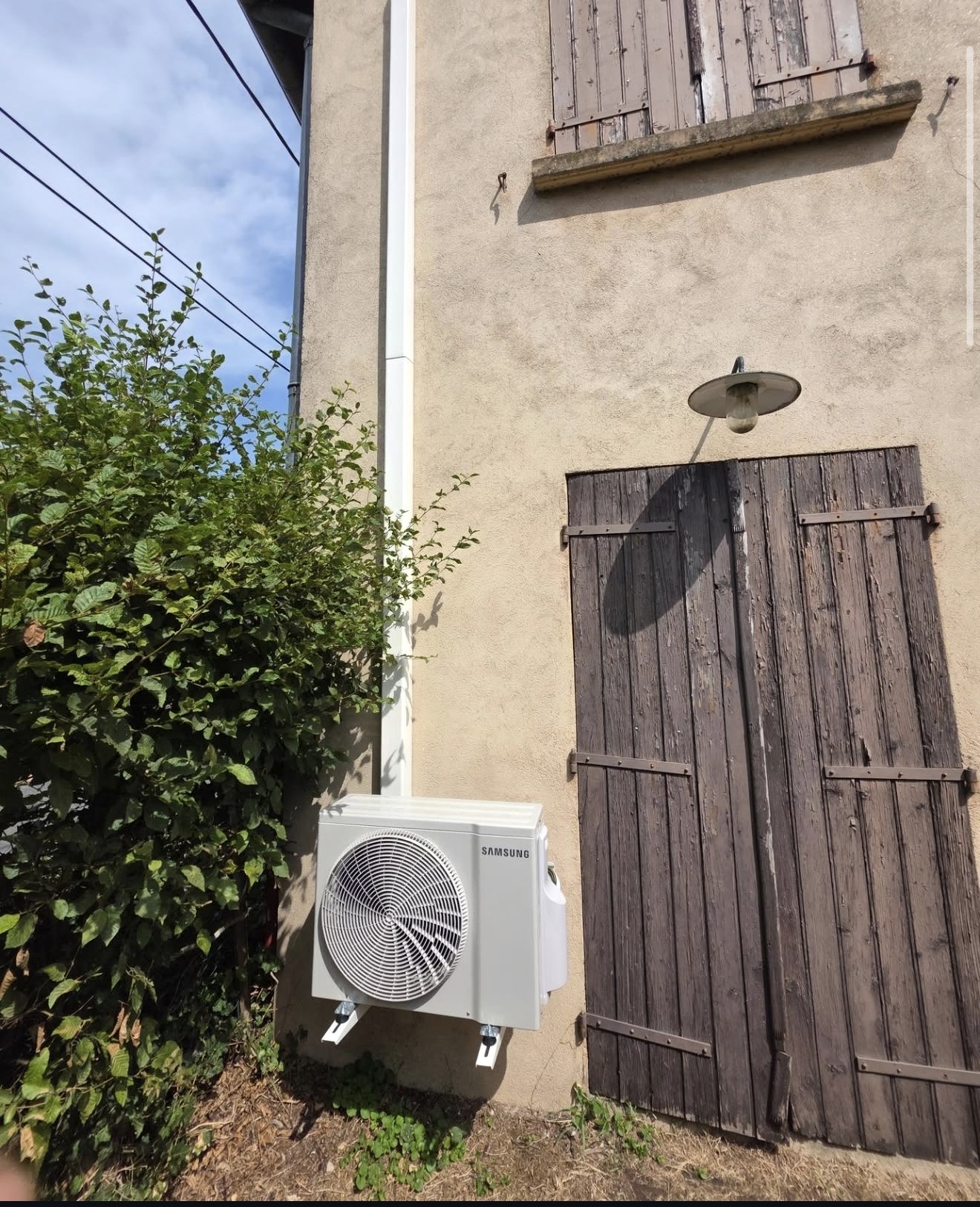 Unité extérieure de pompe à chaleur sur façade